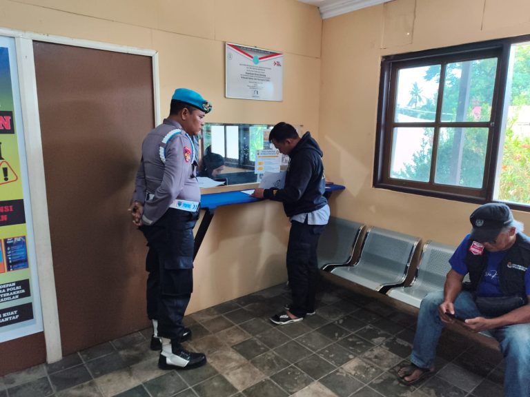 Provost Polsek Bontang Utara Lakukan Pengawasan di Layanan Publik, Pastikan Pelayanan Polri Berjalan Profesional