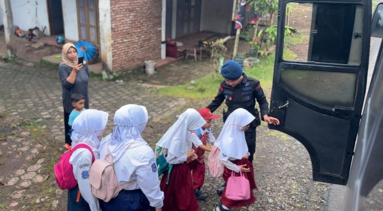 Brimob Hadirkan Bus Sekolah Gratis di Tasikmalaya