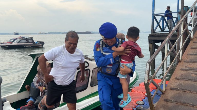 Sentuhan Humanis Polairud Polda Kaltim, Bantu Anak dan Lansia Turun dari Kapal di Pelabuhan Penajam
