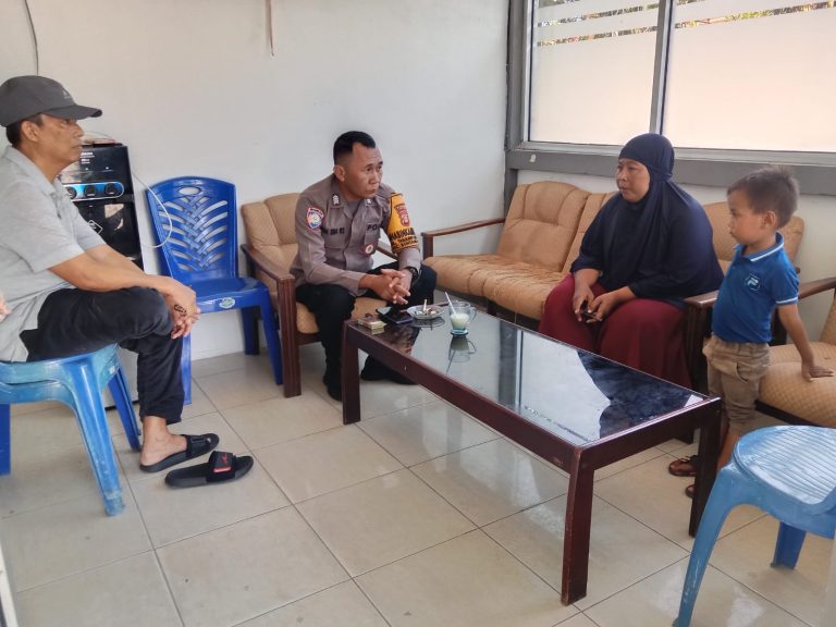 Bhabinkamtibmas Tanjung Laut Indah Sambangi Warga, Berikan Himbauan Kamtibmas untuk Lingkungan yang kondusif