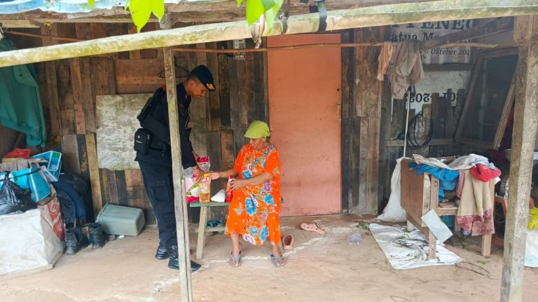 Brimob Kaltim Wujudkan Kepedulian Sosial Lewat Program ‘Jumat Berkah’ di Balikpapan Utara