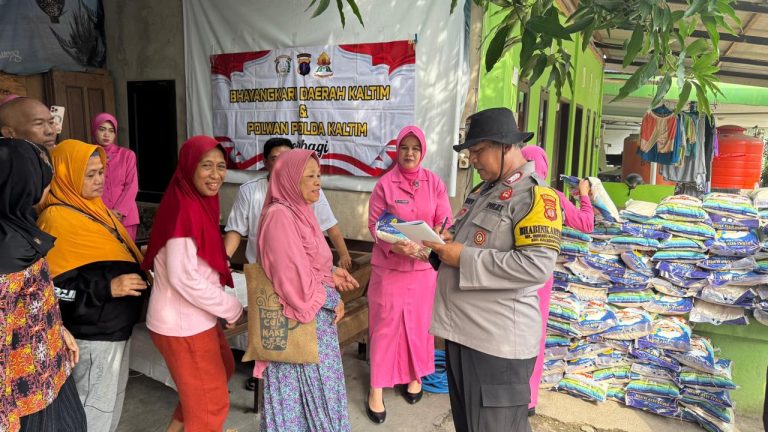Polwan dan Bhayangkari Ditreskrimum Polda Kaltim Gelar Aksi Sosial “Berbagi untuk Sesama” di Balikpapan