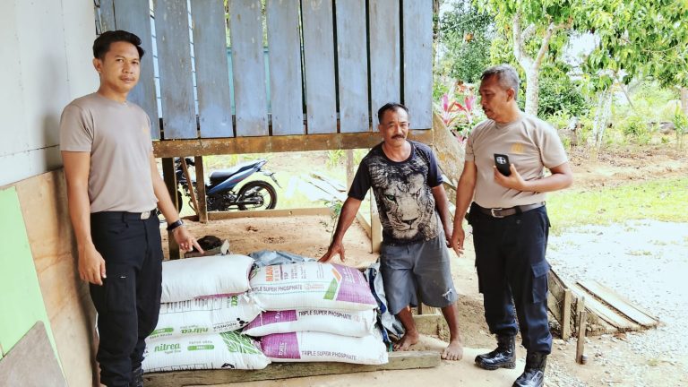 Dukung swasembada pangan, Kapolsek Bontang Utara Serahkan Bantuan Pupuk untuk Jagung Serentak Kwartal IV Tahun 2025