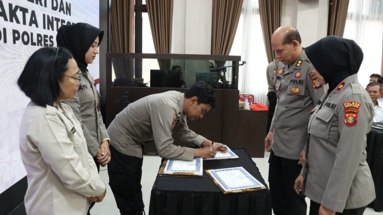 Perkuat Integritas Digital, Polres Bontang Gelar Penandatanganan Pakta Integritas Admin dan Operator