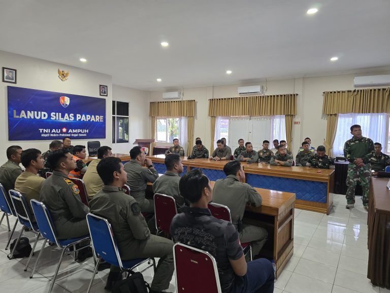 Satgas Ops Damai Cartenz Distribusikan Logistik ke Pos Kiwirok Lewat Airdrop