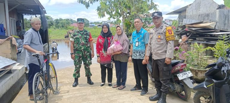 Bhabinkamtibmas Satimpo Laksanakan Pendampingan Pendataan Rumah Warga Terdampak Banjir