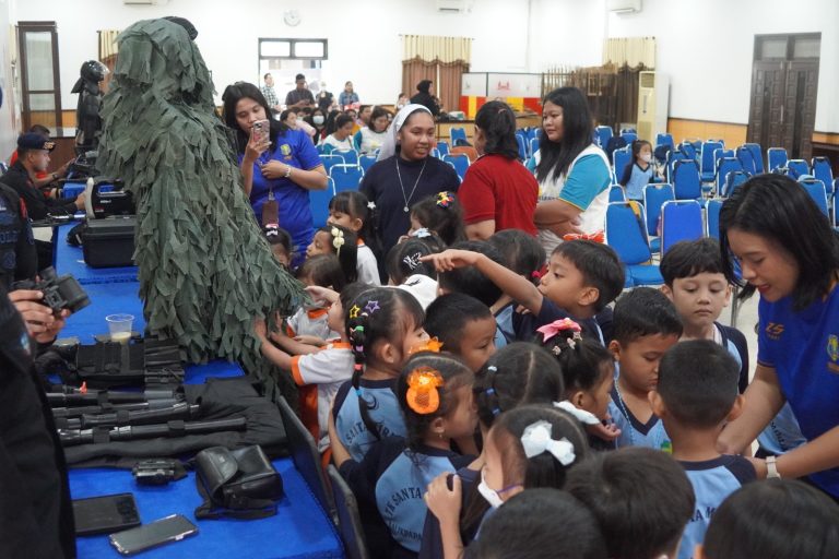 Polri Sahabat Anak, Sat Brimob Polda Kaltim Terima Kunjungan Murid TK Santa Miriam dengan Kenalkan Lebih Dekat Tugas Polisi Sejak Dini