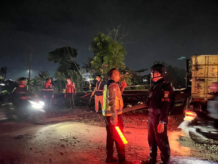 Brimob Amankan Lokasi Anjloknya Kereta Purwojaya di Bekasi