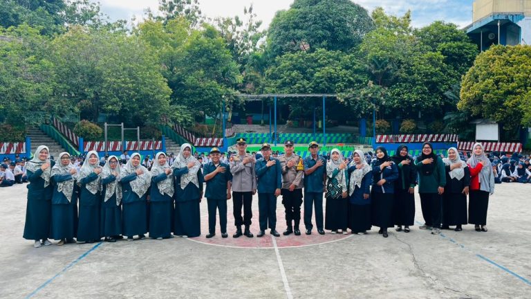Kasikum Polres Bontang pimpin Upacara Bendera di SMP Bahrul Ulum Bontang sampaikan Amanat Kamtibmas