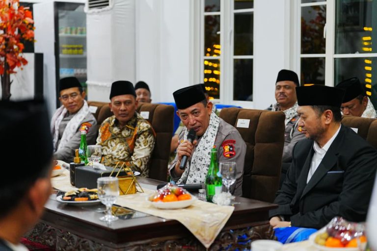 Kapolri Tekankan Jaga Persatuan-Kesatuan saat Silaturahmi ke Ponpes An-Nur Malang