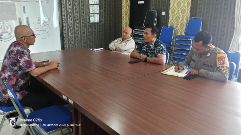 Bhabinkamtibmas Tanjung Laut indah hadiri Rapat Musyawarah Kelurahan membahas Pembangunan dan Keamanan wilayah