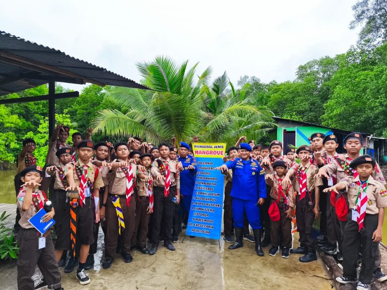 Personel Ditpolairud Polda Kaltim Jadi Pemateri Edukasi Mangrove di Jambore Pramuka Kota Balikpapan