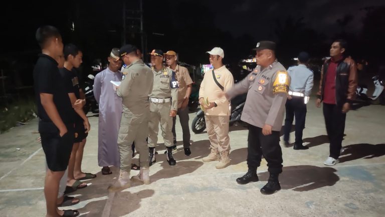 Bhabinkamtibmas Berbas Pantai Dampingi Patroli Gabungan Sosialisasi Program WAJAR