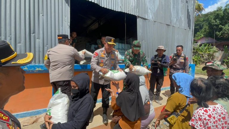 Kapolda Sebrangi Sungai Tingkeum untuk Tembus ke Aceh Utara, Sempat Temui Warga yang Tertahan di Kutablang