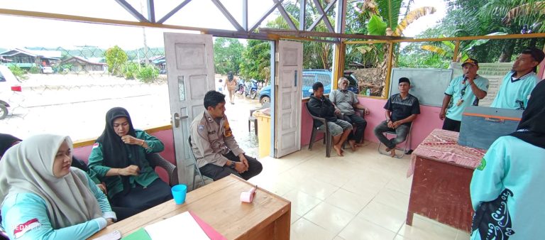 Bhabinkamtibmas Kawal Pemilihan Ketua RT 06 Salo Palai Berjalan Aman dan Kondusif