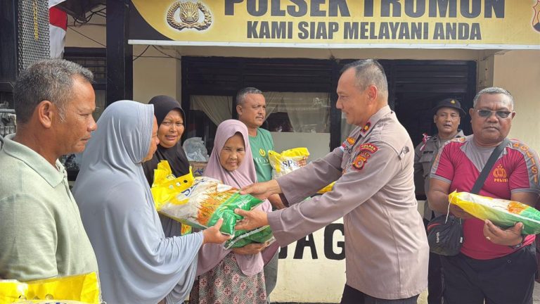 Kapolres Aceh Selatan Berikan Bantuan Sembako untuk Warga Terdampak Banjir di Desa Ladang Rimba Trumon