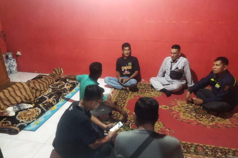 Seorang Pria Ditemukan Meninggal di Kamar Mandi, Bhabinkamtibmas Loktuan dan Warga Lakukan Penanganan Awal
