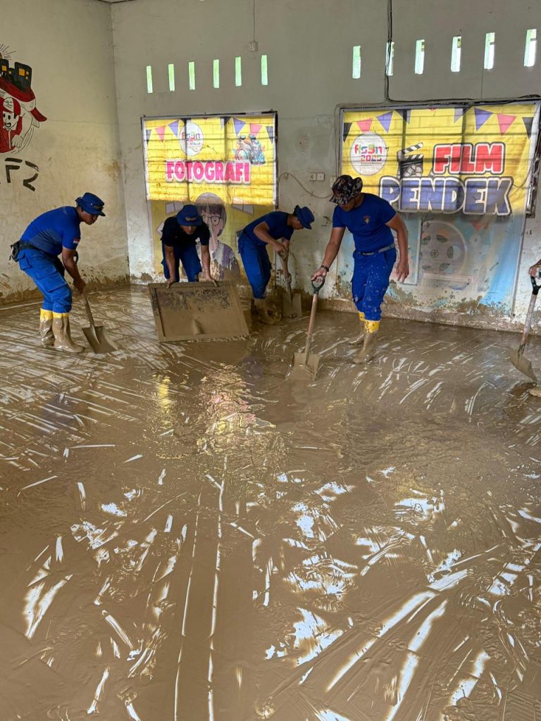 Korpolairud Baharkam Polri Lakukan Normalisasi Sekolah Terdampak Lumpur di Padang Pariaman