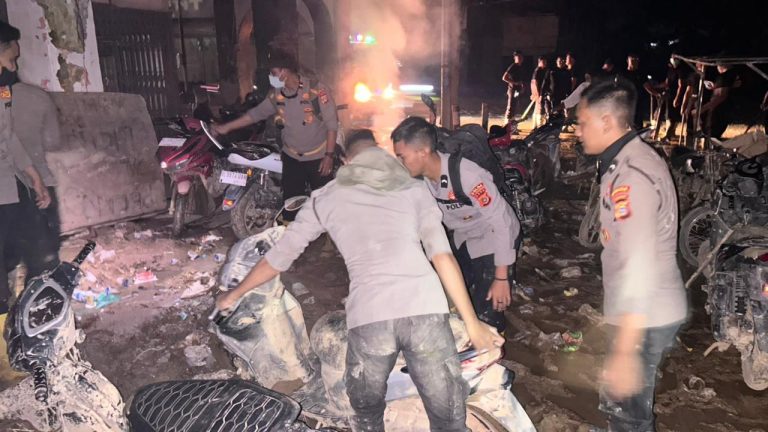 Personel Polri Bersihkan Lumpur dan Sampah Pascabanjir di Jalan Lintas Aceh Tamiang