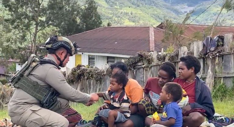 Sentuhan Humanis Satgas Damai Cartenz di Sinak Dengan Bagikan Makanan Ringan kepada Warga