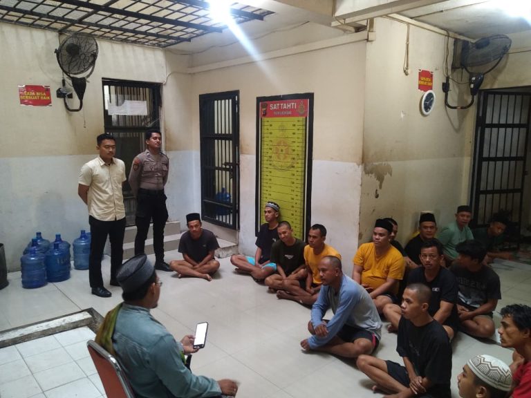 Binrohtal warga binaan Polres Bontang, Ustadz Ubaidillah Sampaikan Hidayah Datang Bagi Yang Menjemput