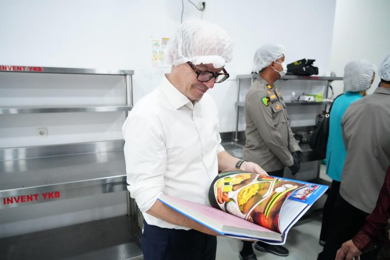 “Rasa Bhayangkara Nusantara” Diserahkan kepada Delegasi Prancis, Potret Pengabdian Polri Dukung MBG Berbasis Gizi, Budaya, dan Ilmu Pengetahuan