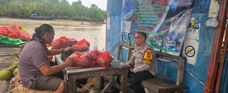 Bhabinkamtibmas Desa Badak Ilir Sambang Warga, Sampaikan Imbauan Kamtibmas