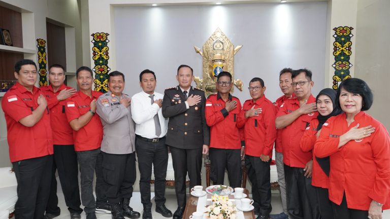 Silaturahmi Pengurus DPW Pasukan Merah Seribu Satu Mandau Kaltim dengan Kapolres Bontang : Wujud Sinergi Jaga Keamanan dan Kesejahteraan Kota Bontang
