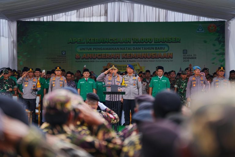 Pilot dan Kru Helikopter Salurkan Amanah Al-Qur’an untuk Anak-Anak Terdampak Banjir di Aceh Tamiang