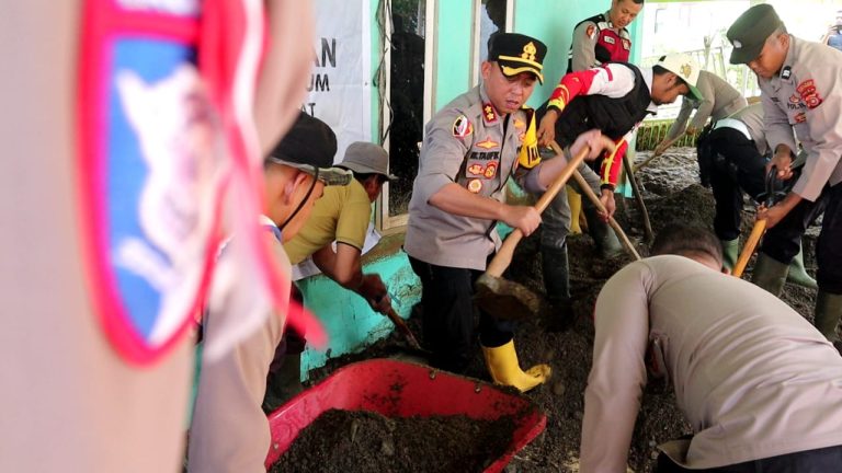 Polres Aceh Tengah Bersama Sat Brimob Polda Aceh dan GMNI Gotong Royong Pulihkan Fasilitas Layanan Kesehatan