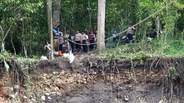 Polres Bener Meriah dan Brimob Pasang Tali Sling, Pulihkan Akses Warga Pasca Bencana di Bener Meriah dan Aceh Tengah