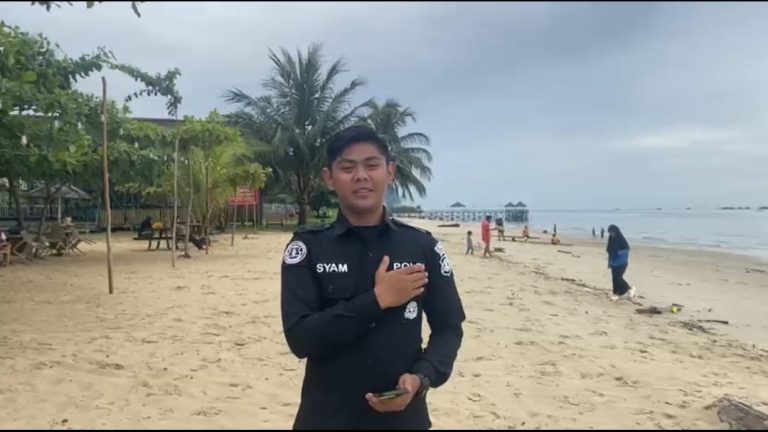 Personel Satgas Humas Ops Lilin Mahakam 2025 Lakukan Live Report Pengamanan di Pantai Kilang Balikpapan