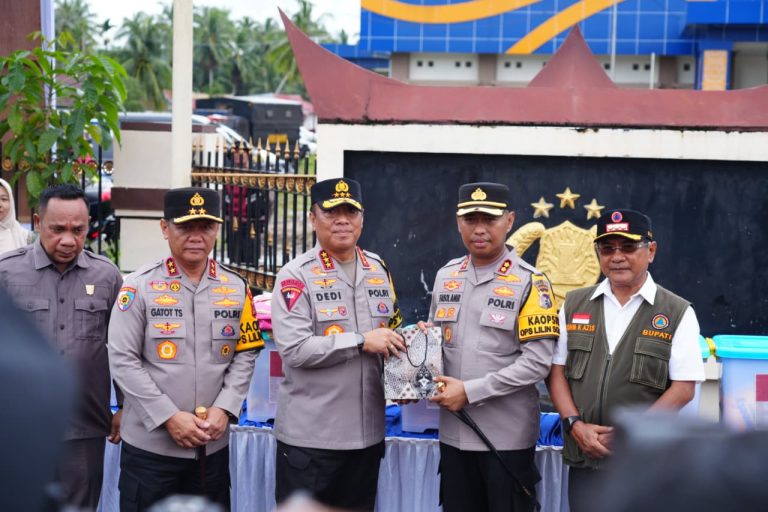 Wakapolri Tinjau Penyaluran Bantuan Polri untuk Warga Terdampak Bencana di Padang Pariaman