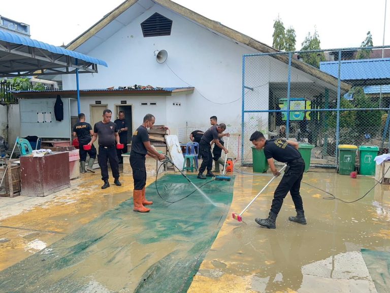 Polri Peduli Pendidikan, Pulihkan Fasilitas Pendidikan di SMA Negeri 1 Tanjung Pura Pascabanjir