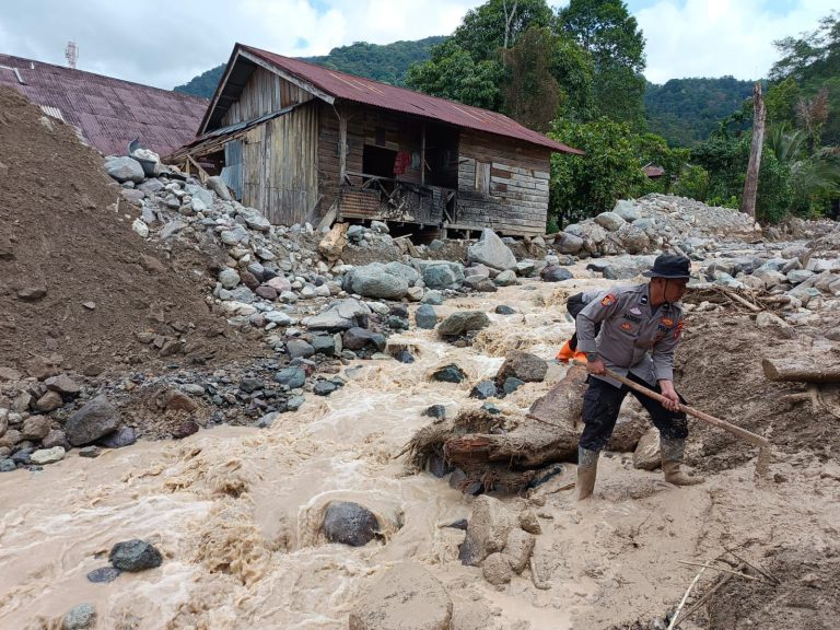 Gotong Royong Pascabanjir, Polres Agam Bersama Warga Normalisasi Sungai Muara Pisang
