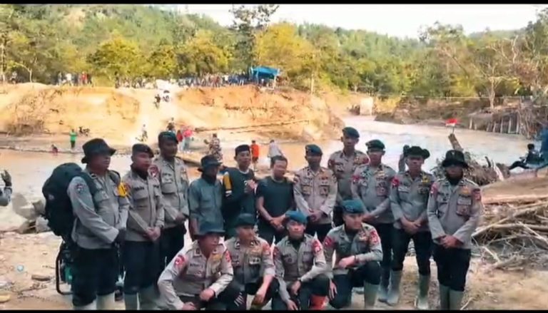 Polres Aceh Tengah dan BKO Brimob Polda Aceh Bangun 7 Jembatan Darurat di Wilayah Terisolir