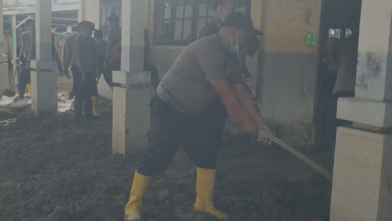 Polri Tegaskan Komitmen Pemulihan Pascabencana, SMA Negeri 1 Peusangan Siap untuk Kegiatan Belajar Mengajar