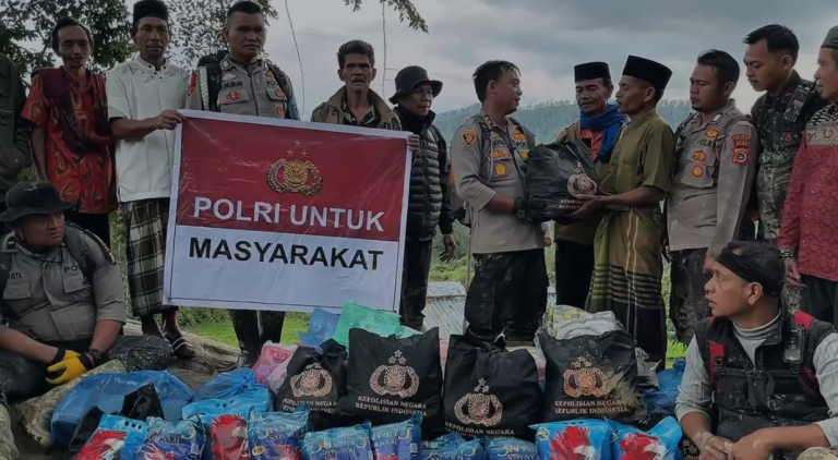 Kapolres Aceh Tengah Terobos Medan Ekstrem, Kembali Salurkan Bantuan ke Kampung Terisolir di Kecamatan Bintang