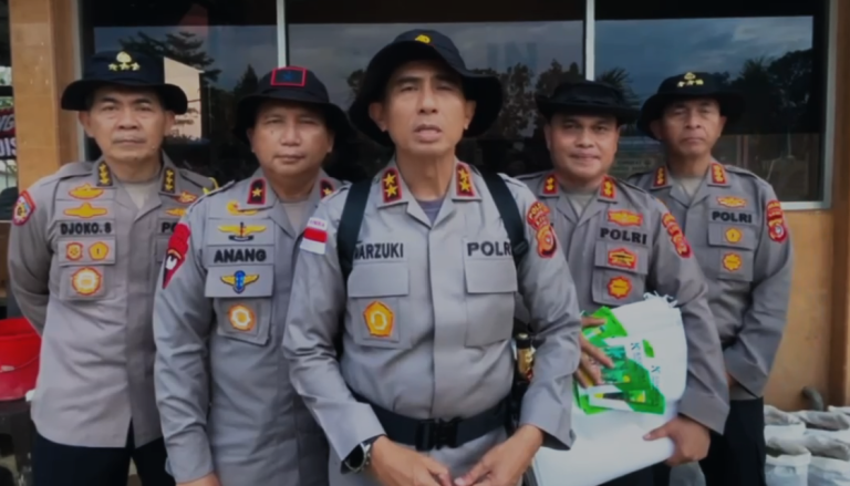 Manfaatkan Lumpur Banjir, Kapolda Aceh Serahkan Ribuan Karung Tanam Untuk Masyarakat Aceh Tamiang