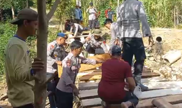 Polri Bersama Masyarakat Bangun Jembatan Darurat, Akses Tiga Kampung di Rusip Antara Kembali Terhubung