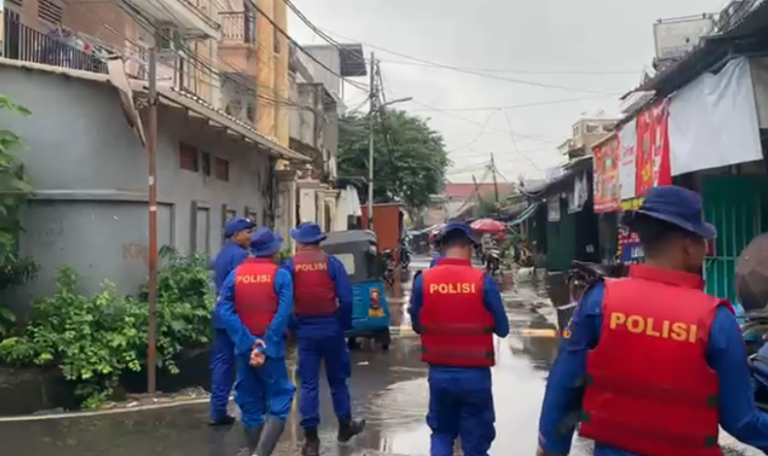 Banjir Rendam Sejumlah Ruas Jalan Jakarta, Brimob–Lantas–Polair PMJ Bergerak Cepat, Polri Siagakan 128.247 Personel Secara Nasional