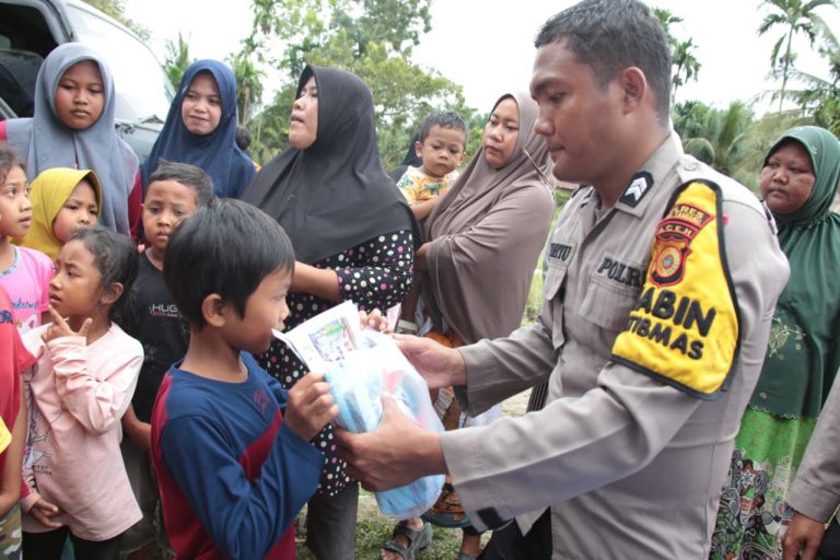 Bhakti Pendidikan Polri, Kapolda Aceh Kirim Bantuan Perlengkapan Sekolah untuk Anak-anak Desa Seumadam