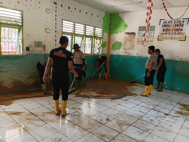 Pasbrimob 1 BKO Polres Tapteng Laksanakan Aksi Kemanusiaan Pascabencana