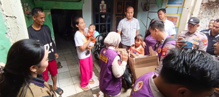 Tim Trauma Healing Polri Bersama Relawan Mahasiswa UI Hadir Bersama Warga Pascabanjir di Cilincing