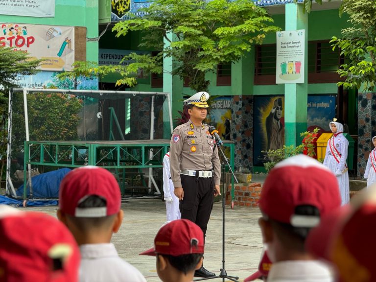 Polantas Menyapa, Kasubdit Kamsel Ditlantas Polda Kaltim Jadi Inspektur Upacara di SDN 001 Balikpapan Utara