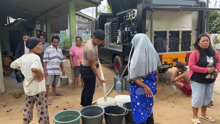 Pascabencana, Brimob Polda Sumut Penuhi Kebutuhan Air Bersih Warga di Desa Sibuluan Nauli
