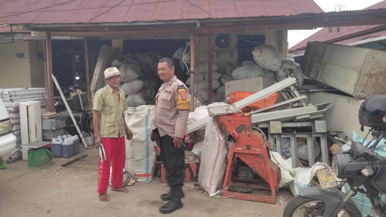 Bhabinkamtibmas Kelurahan Bontang Baru Laksanakan Sambang Warga di RT 23