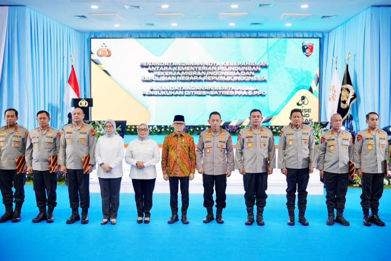 Perlindungan Kelompok Rentan  Jakarta – Kapolri Jenderal Listyo Sigit Prabowo resmi melaunching Direktorat Perlindungan Perempuan dan Anak serta Pemberantasan Perdagangan Orang (PPA-PPO) di 11 Polda serta 22 pada tingkat Polres.  Sigit memastikan bahwa, peresmian di tingkat Polda dan Polres ini untuk optimalisasi dalam rangka memberikan pelayanan dan perlindungan terbaik untuk seluruh perempuan dan anak atau kelompok rentan yang menjadi korban kekerasan.    “Sehingga permasalahan korban dari kelompok rentan yang selama ini banyak terjadi di lapangan namun tidak dilaporkan. Alhamdulillah dengan pembentukan Direktorat PPA-PPO semua ini korban bisa terlayani dengan baik,” kata Sigit di Gedung Bareskrim Polri, Jakarta Selatan, Rabu (21/1/2026).   Sigit menyebut, selama dibentuknya Dit PPA-PPO di tingkat Mabes Polri, jajarannya terus melakukan sosialisasi untuk membangkitkan keberanian korban untuk melapor ke polisi.   “Kita smapaikan selama satu tahun dilaksanakan kegiatan sosialisasi untuk membangkitkan keberanian dari masyarakat yang menjadi korban untuk betul-betul meyakini pada saat melapor mereka terlindungi. Karena memang di satu sisi memang menimbulkan traumatik apabila tidak bisa kita berikan pelayanan dan perlindungan dengan baik, dan psikologis yang baik,” ujar Sigit.   Lebih dalam, Sigit mengungkapkan bahwa, Dit PPA-PPO ini juga bakal melakukan kolaborasi dan kerja sama dengan kementerian, lembaga dan seluruh stakeholder terkait lainnya. Termasuk dengan pihak luar negeri.   “Untuk betul-betul memberikan pelayanan terbaik. Karena di satu sisi ada korban perempuan dan anak yang alami kekerasan di dalam negeri. Namun di satu sisi banyak terjadi peristiwa People Smuggling yang korbannya warga negara kita yang tertipu mendapatkan janji pekerjaan, namun jadi korban di luar negeri karena gunakan jalur tidak resmi. Di sini kita bekerja supaya itu bisa dihindari,” papar Sigit.   Menurut Sigit, Dit PPA-PPO Polri akan hadir untuk mencegah terjadinya masyarakat yang menjadi korban TPPO. Serta memberikan jaminan perlindungan dan mendapatkan haknya apabila bekerja di luar negeri.   Di sisi lain, Sigit berharap, launching Direktorat PPA-PPO ini menjadi momentum untuk terus memberikan pelayanan dan perlindungan terbaik bagi seluruh masyarakat Indonesia khususnya kelompok rentan.   “Sekali lagi ini adalah momentum yang harus kita dorong sehinggga memberikan perlindungan baik terhadap perempuan dan anak terhadap korban People Smuggling ke depan betul-betul kita bisa maksimalkan, kita terus tingkatkan personel kita untuk bisa profesional dan ini juga membuka kesetaraan gender,” tutur Sigit.   Adapun 11 Polda dan 22 Polres yang dilaunching Direktorat PPA-PPO, yakni;  1. Polda Metro Jaya – Polres Metro Jakarta Barat – Polres Metro Jakarta Timur – Polres Metro Jakarta Utara – Polres Metro Jakarta Pusat – Polres Metro Bekasi Kota  2. Polda Jawa Timur – Polrestabes Surabaya – Polresta Sidoarjo – Polres Malang – Polres Probolinggo Kota – Polres Batu  3. Polda Sumatera Selatan – Polres Lahat – Polres Ogan Komering Ulu – Polres Musi Rawas Utara – Polres Ogan Ilir  4. Polda Jawa Barat – Polres Karawang – Polres Bogor  5. Polda Jawa Tengah – Polrestabes Semarang – Polresta Banyumas – Polresta Surakarta – Polresta Cilacap – Polres Magelang Kota  6. Polda Sumatera Utara – Polres Tanah Karo  7. Polda Sulawesi Selatan  8. Polda Kalimantan Barat  9. Polda NTB  10. Polda NTT  11. Polda Sulawesi Utara.
