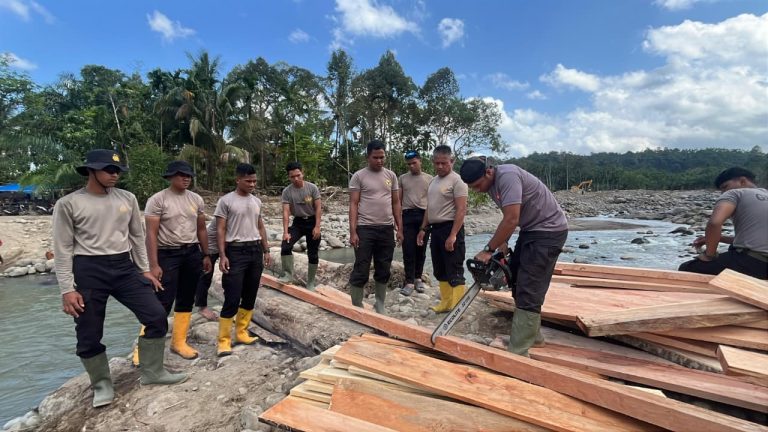 Terus Bergerak Pulihkan Konektivitas Masyarakat, Personel BKO Sat Brimob Polda Kaltim Bangun Jembatan Darurat di Aceh Utara
