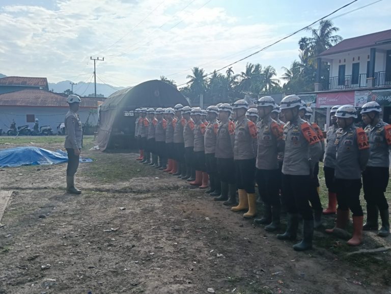 Pulihkan Pasca-Banjir Bandang, Tim SAR Resimen II Pasukan Pelopor Bersihkan Sungai di Agam